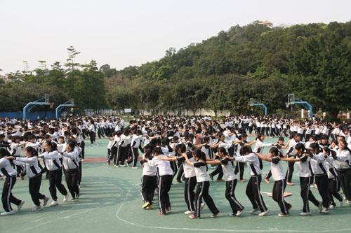 學(xué)校校服定做操場(chǎng)游戲