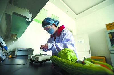 工服加工廠(chǎng)的面料質(zhì)檢