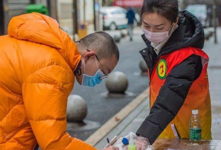 女志愿者戰在抗疫一線(xiàn)