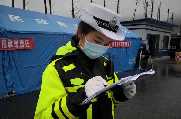 女交警奮戰在抗疫一線(xiàn)