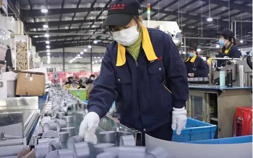 工廠(chǎng)工人加緊恢復生產(chǎn)