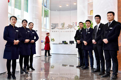 工服定制可以體現出公司的專(zhuān)業(yè)性